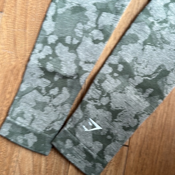 EUC Gymshark Olive Green Camo Adapt XS full length no front seam w/scrunch butt - Picture 6 of 7